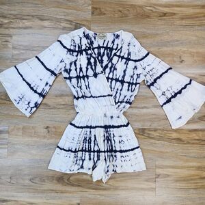 💜DeJaVu Cream & Blue Tie Dye Long Bell Sleeve Romper Shorts Small
